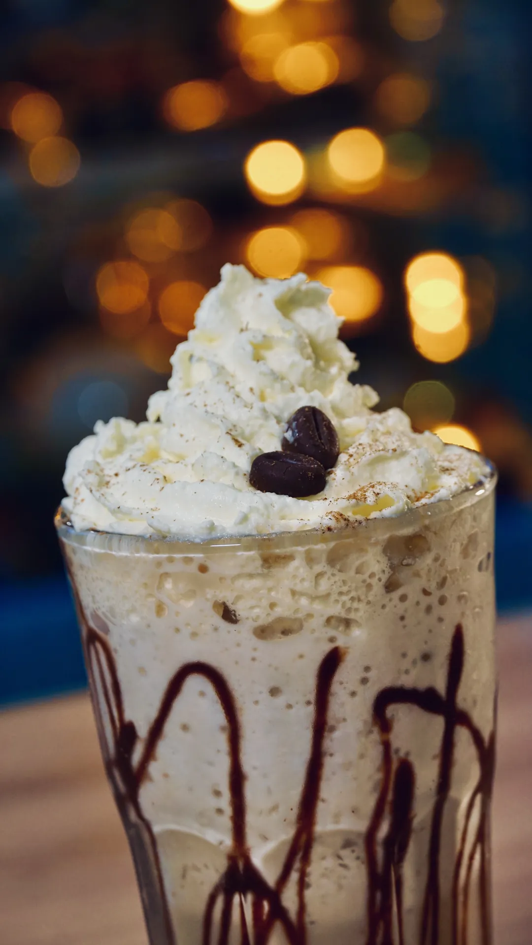 Frappé con crema batida y salsa de chocolate